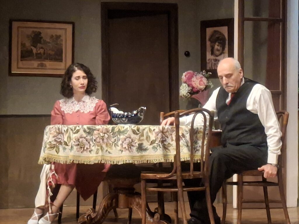 Grande successo al Teatro Prati per il grande classico “Ma c’è Papà”, spettacolo firmato da Peppino e Titina De Filippo. Una commedia corale nel nuovo adattamento di Fabio Gravina.