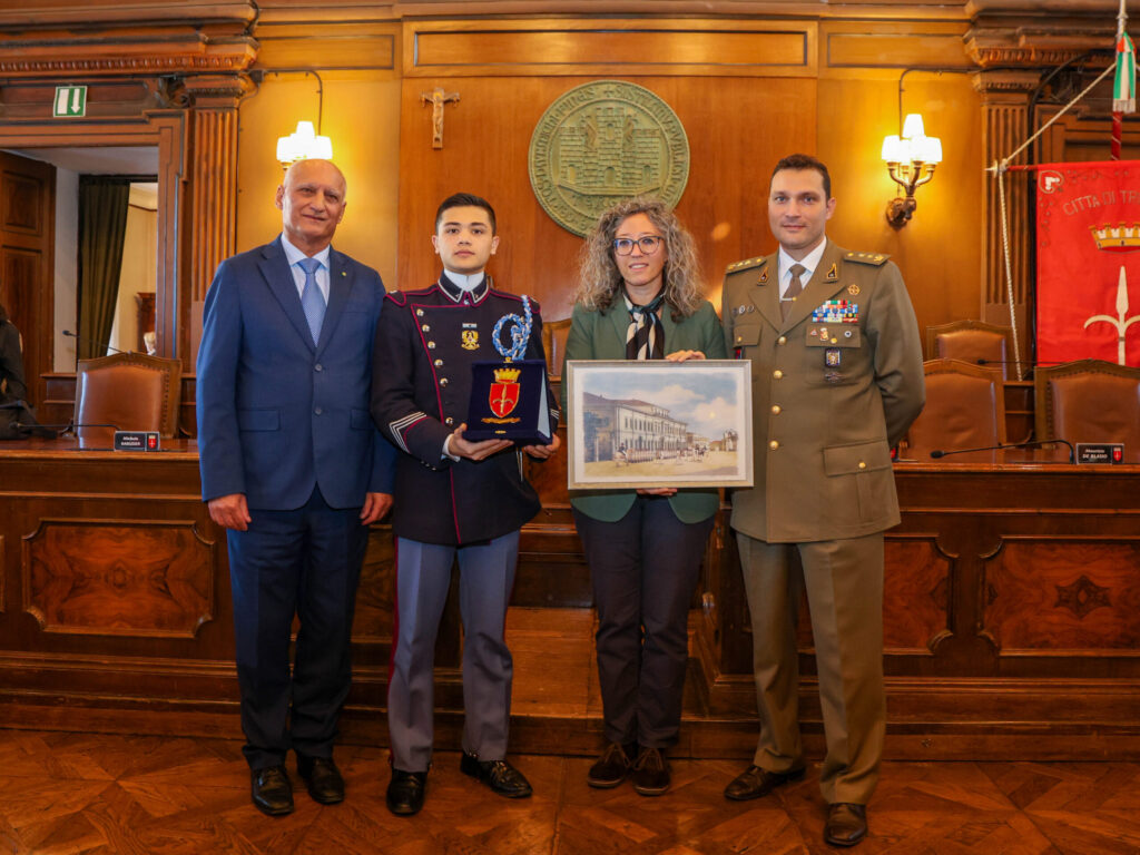 TS 4/11/2025 IL VICESINDACO SERENA TONEL HA RICEVUTO NELLA SALA DEL CONSIGLIO COMUNALE GLI STUDENTI DELLA SCUOLA MILITARE TEULIÈ, IN VISITA DIDATTICA A TRIESTE