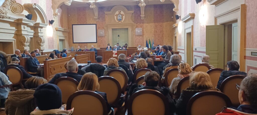 Anzio, consiglio comunale: confermato il finanziamento per il Paradiso sul mare. Centro anziani, lavori verso l’ultimazione. Sì all’open day per le carte d’identità