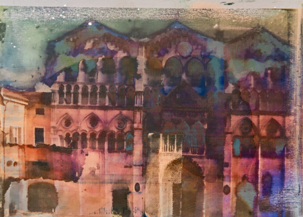 INAUGURATA LA MOSTRA ‘META-FERRARA’ DI STEFANO TASSI. DALL’8 NOVEMBRE NEL PALAZZO DUCALE LA RASSEGNA IN OCCASIONE DEI 30 ANNI DEL RICONOSCIMENTO DI FERRARA SITO UNESCO PATRIMONIO DELL’UMANITA’