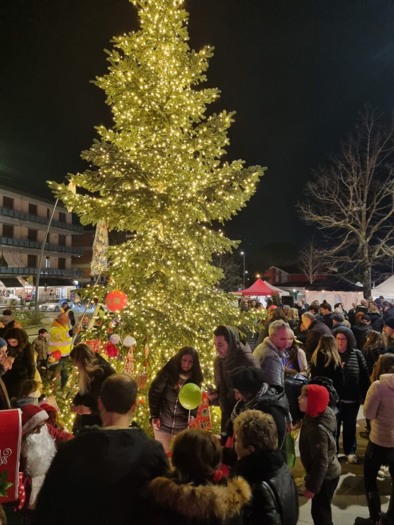 Appello ai bambini: «Aiutateci a decorare l’albero di Natale davanti al municipio. Realizzate il vostro addobbo!»