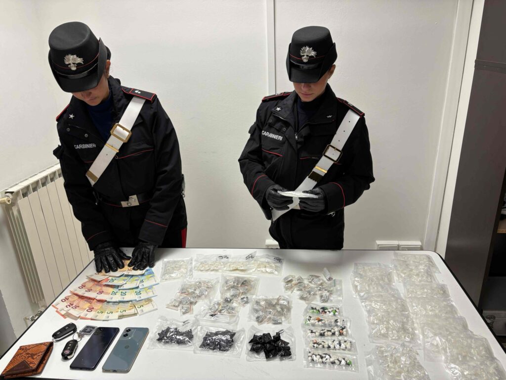 #CONTIENE FOTO# ANZIO – TENTANO DI DISFARSI DEL PACCO IN VIDEOCHIAMATA. FERMATI CON UN MAXI CARICO DI DROGA DAI CARABINIERI