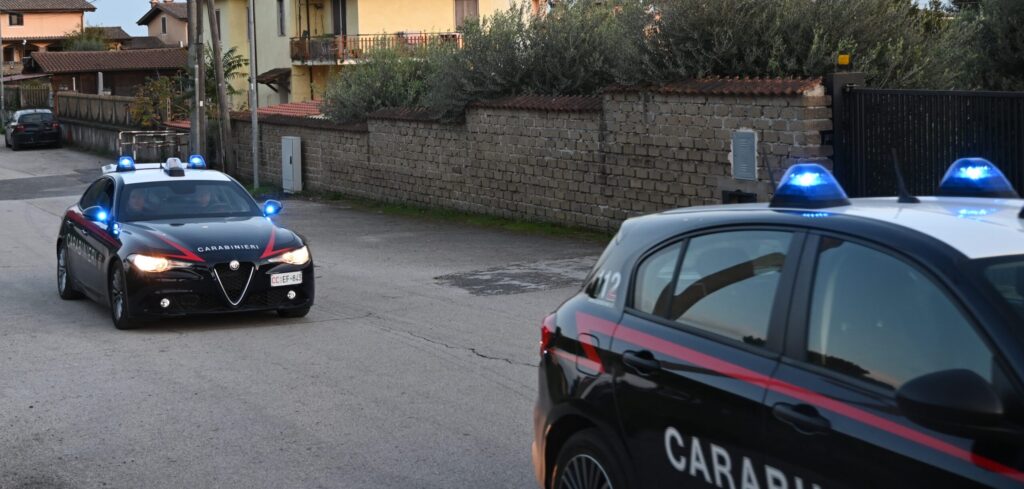 #CONTIENE FOTO# ROMA – SI NASCONDE NEL BAGAGLIAIO DELL’AUTO CONDOTTA DALLA MOGLIE, PER EVADERE DAGLI ARRESTI DOMICILIARI. I CARABINIERI LO SCOPRONO E LO ARRESTANO.