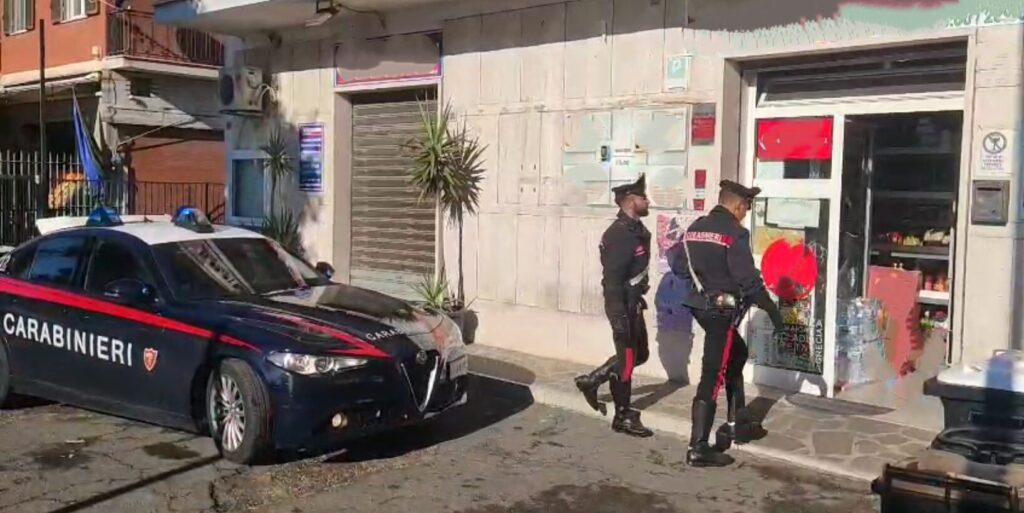 #CONTIENE FOTO E VIDEO# CASTEL GANDOLFO – CARABINIERI ARRESTANO DUE UOMINI GRAVEMENTE INDIZIATI DI UNA RAPINA IN DANNO DI UN MINIMARKET