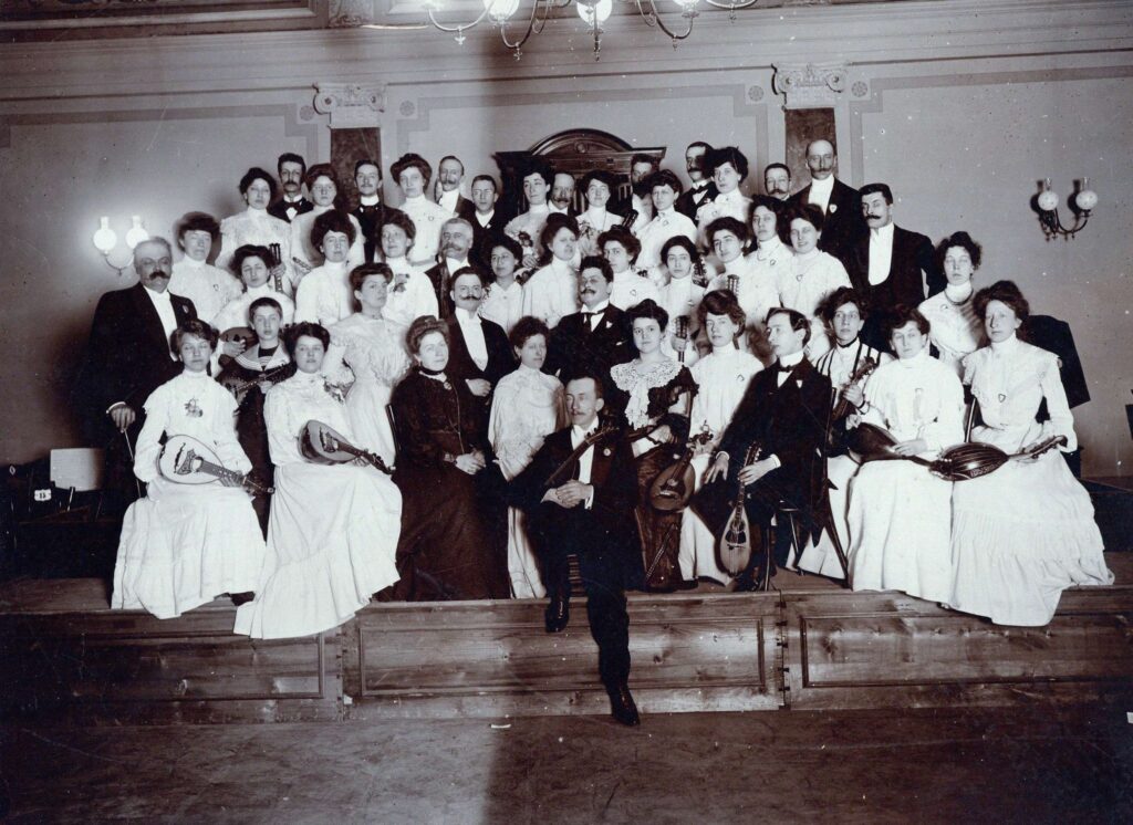 TS 7/11/2025 PER I “LUNEDÌ DELLO SCHMIDL” LUNEDÌ 10 NOVEMBRE ALLE ORE 17.30 NELLA SALA BOBI BAZLEN DI PALAZZO GOPCEVICH INCONTRO DEDICATO ALLA PRESENTAZIONE DEL “MANDOLINO FERNANDO DEL PERUGIA”