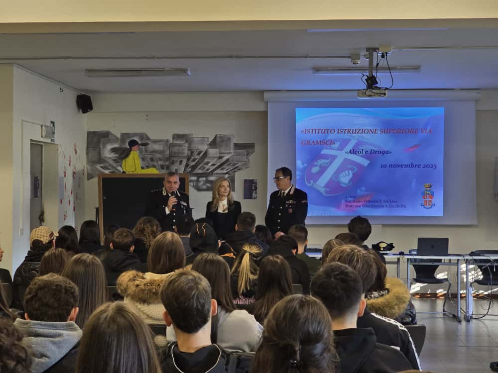 #CONTIENE FOTO# COLLEFERRO – CONFERENZE DELL’ARMA SU LEGALITA’, USO CONSAPEVOLE DEI SOCIAL E DIPENDENZE, CON LA COLLABORAZIONE DELL’ASSOCIAZIONE A.CU.DI.PA.