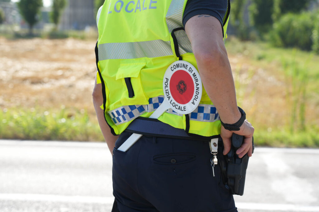 POLIZIA LOCALE DI MIRANDOLA: OPERAZIONE DEL NUCLEO DI POLIZIA GIUDIZIARIA PORTA AL SEQUESTRO DI MUNIZIONI E ARMI BIANCHE. UOMO DENUNCIATO PER AGGRESSIONE, MINACCE E VIOLAZIONE DI DOMICILIO