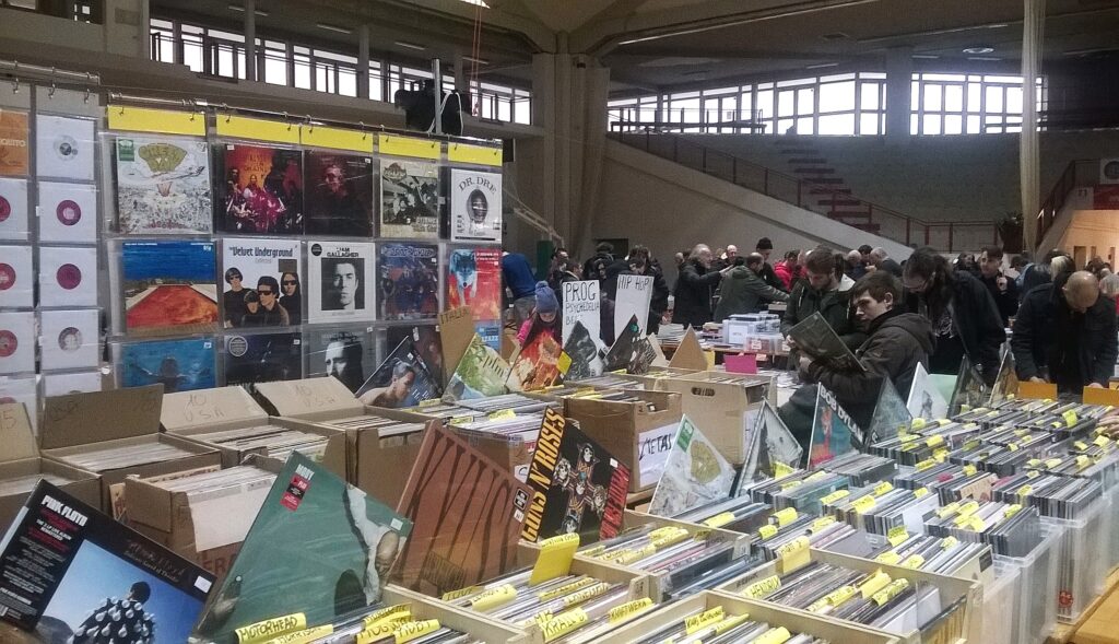 TS 13/11/2025 DOMENICA 23 NOVEMBRE DALLE 10 ALLE 19 RITORNA AL PALAZZETTO DI CHIARBOLA “LA MOSTRA MERCATO DEL DISCO, CD & DVD USATO E DA COLLEZIONE”