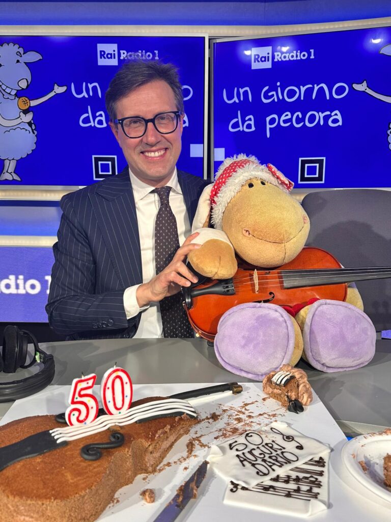 DARIO NARDELLA FA 50 ANNI E FESTEGGIA IN DIRETTA A RADIO1, SUONANDOSI (DA SOLO) ‘TANTI AUGURI’ AL VIOLINO (foto)