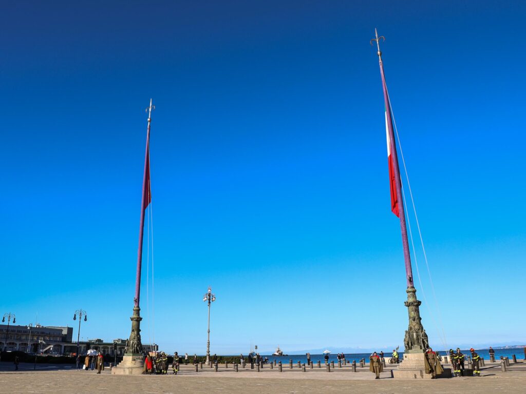 TS 4/11/2025 QUESTA MATTINA IN PIAZZA UNITÀ D’ITALIA L’ALZABANDIERA PER LA GIORNATA DELL’UNITÀ NAZIONALE E DELLE FORZE ARMATE