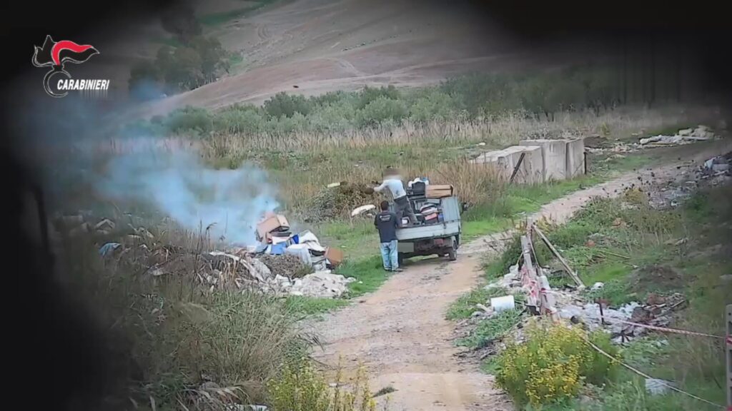 CARABINIERI: ABBANDONO, GESTIONE ILLECITA, TRAFFICO, RICETTAZIONE E COMBUSTIONE ILLECITA DI RIFIUTI. 47 PERSONE DENUNCIATE E 2 AUTOMEZZI SEQUESTRATI