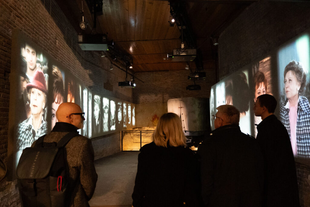 Aleksandr Sokurov in visita al Fellini Museum dopo l’omaggio alla “Grande prua” di Arnaldo Pomodoro e l’incontro con il pubblico al Cinema Fulgor
