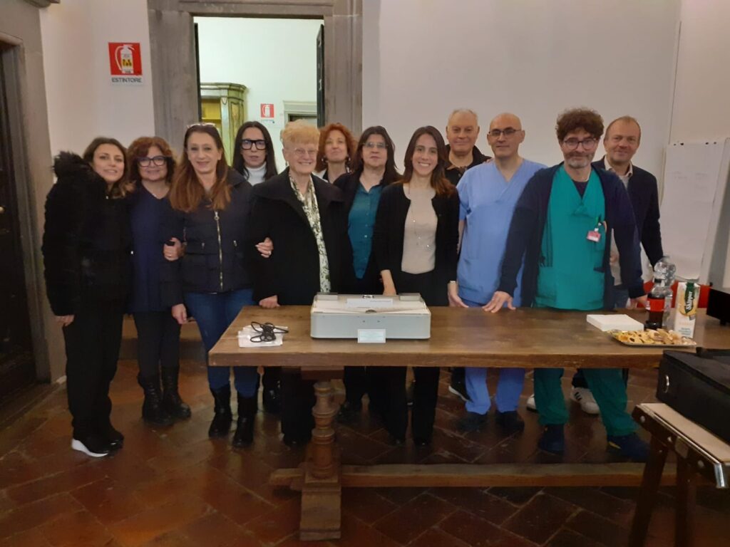 Dalla raccolta fondi di “Incisa che aiuta”, un apparecchio per l’ozonoterapia. La donazione ieri al Day Service del Serristori