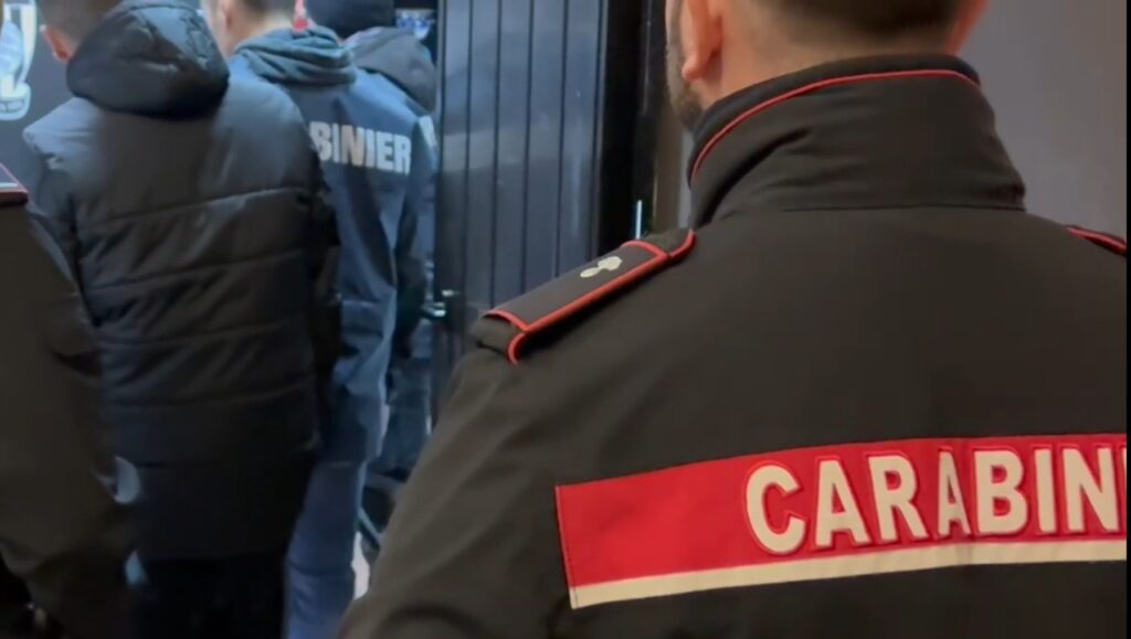 #CONTIENE FOTO E VIDEO# ROMA – BLITZ DI CARABINIERI E PROCURA CONTRO IL FURTO DIGITALE: 3 UOMINI GRAVEMENTE INDIZIATI DI MANOMISSIONI AGLI SPORTELLI ATM – I CARABINIERI CON IL COORDINAMENTO DELLA PROCURA DELLA REPUBBLICA DI ROMA.