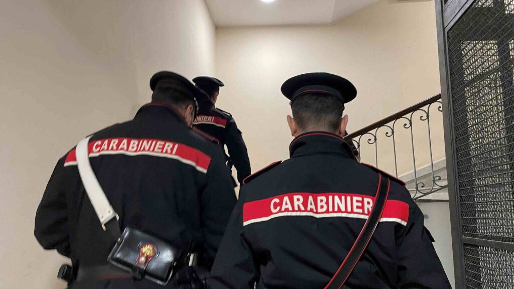 #CONTIENE FOTO# ROMA – IN POCHE ORE, D’INTESA CON LA PROCURA DI ROMA, I CARABINIERI ARRESTANO TRE UOMINI PER VIOLENZE E ATTI PERSECUTORI NEI CONFRONTI DELLE DONNE CON LE QUALI AVEVANO UNA RELAZIONE SENTIMENTALE.