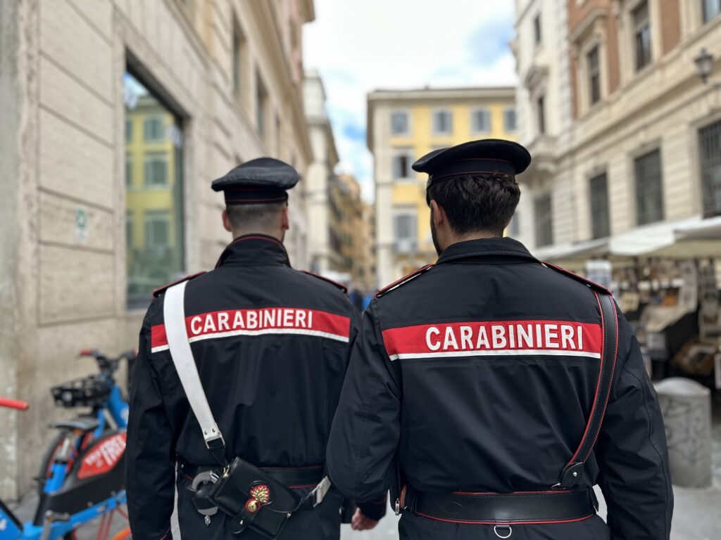 #CONTIENE FOTO# ROMA – CONTROLLI DEI CARABINIERI NEL WEEK-END DI OGNISSANTI, IN ZONA CENTRO ED ESQUILINO PER CONTRASTARE ILLEGALITA’ E DEGRADO. 5 PERSONE ARRESTATE E 9 DENUNCIATE ALLA PROCURA DELLA REPUBBLICA.