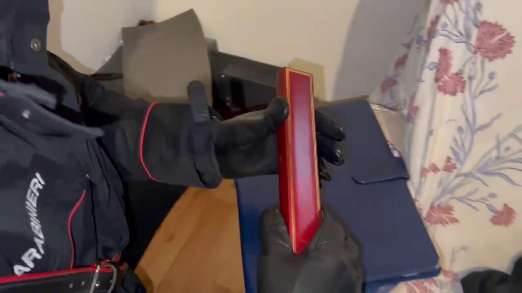 #CONTIENE FOTO E VIDEO# VIA EUDO GIULIOLI – CARABINIERI ESEGUONO DECRETO DI SEQUESTRO PREVENTIVO DEGLI 8 APPARTAMENTI SGOMBERATI, OCCUPATI ABUSIVAMENTE.