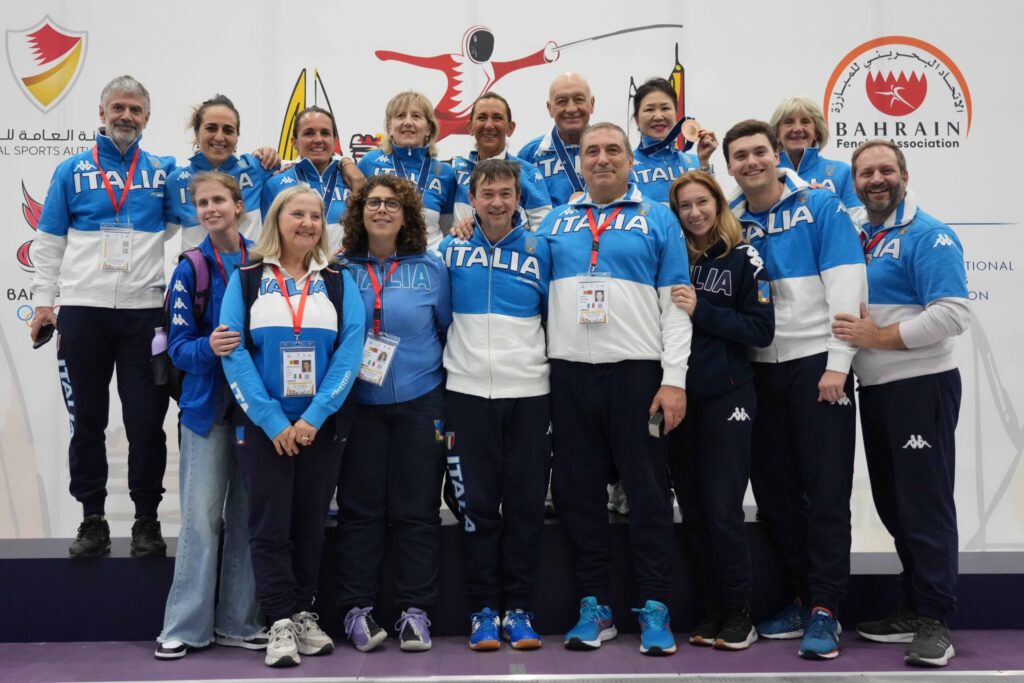 Campionato del Mondo Master 2025 – Cinque medaglie per l’Italia a Manama: Trionfa Magda Melandri nel fioretto, argento per Martina Ganassin, di bronzo Liqin Wei e Francesca Zurlo. Terzo anche Giulio Paroli nella sciabola