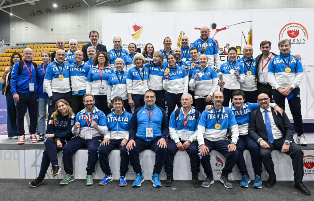 Campionato del Mondo Master 2025 – L’Italia a Manama chiude in trionfo: oro per il team di fioretto femminile Veteran e e di sciabola maschile Grand Veteran, argento per le altre due squadre azzurre