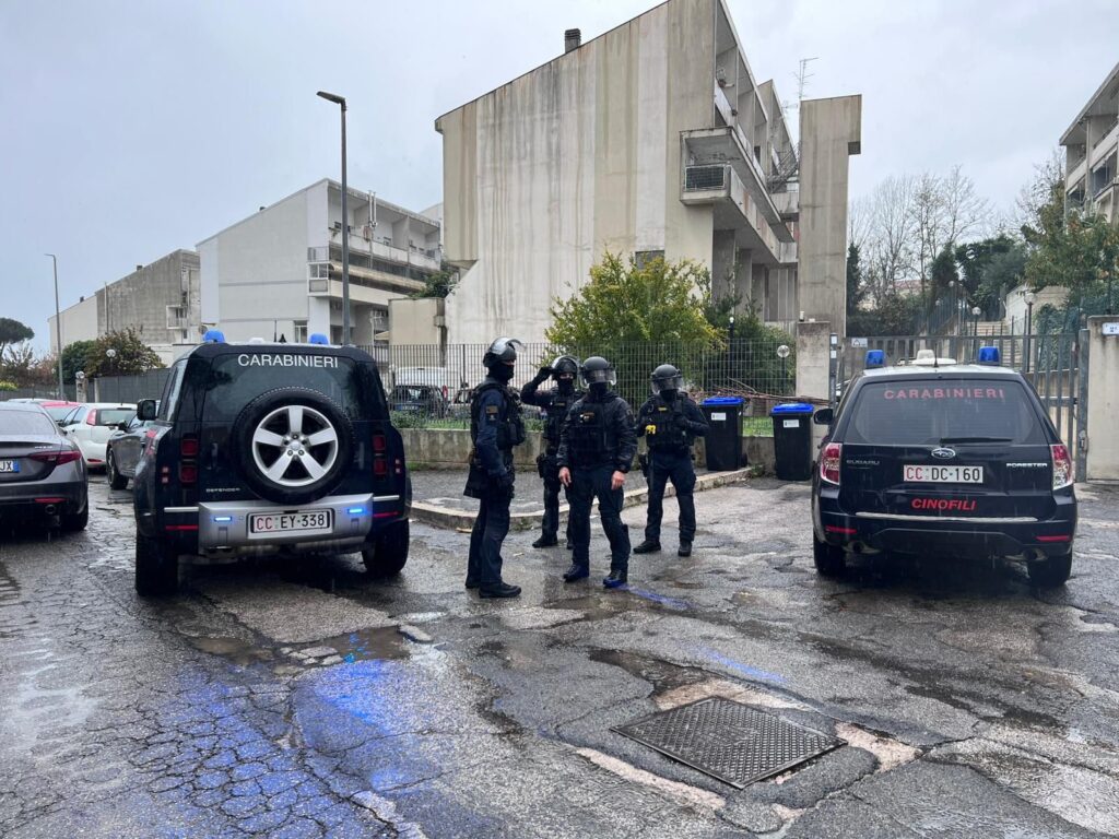 #CONTIENE FOTO# NETTUNO – BLITZ ANTIDROGA DEI CARABINIERI IN VIA LIVATINO.