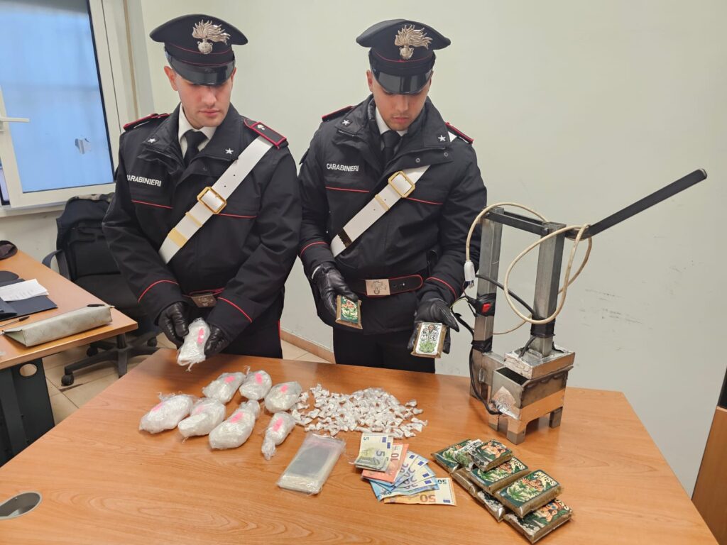 FONTE NUOVA E CAPENA (RM) – IN POCHE ORE DUE ARRESTI DEI CARABINIERI PER SPACCIO. SEQUESTRATI OLTRE 2 KG DI DROGA E 6.000 EURO IN CONTANTI.