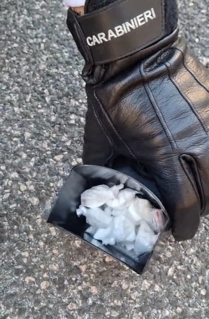 #CONTIENE FOTO# ROMA – COORDINATI DALLA PROCURA DELLA REPUBBLICA DI ROMA, CARABINIERI ARRESTANO 44ENNE TROVATO IN POSSESSO DI COCAINA E CRACK, OCCULTATI ALL’INTERNO DELLA MACCHINA DEL CAFFE’.