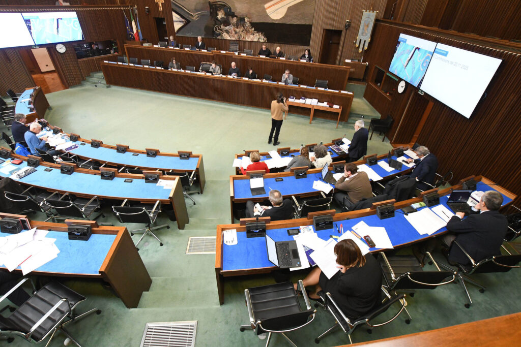 (ACON) BILANCIO. OK VI COMM A MISURE SU ISTRUZIONE, FORMAZIONE E IMMIGRAZIONE