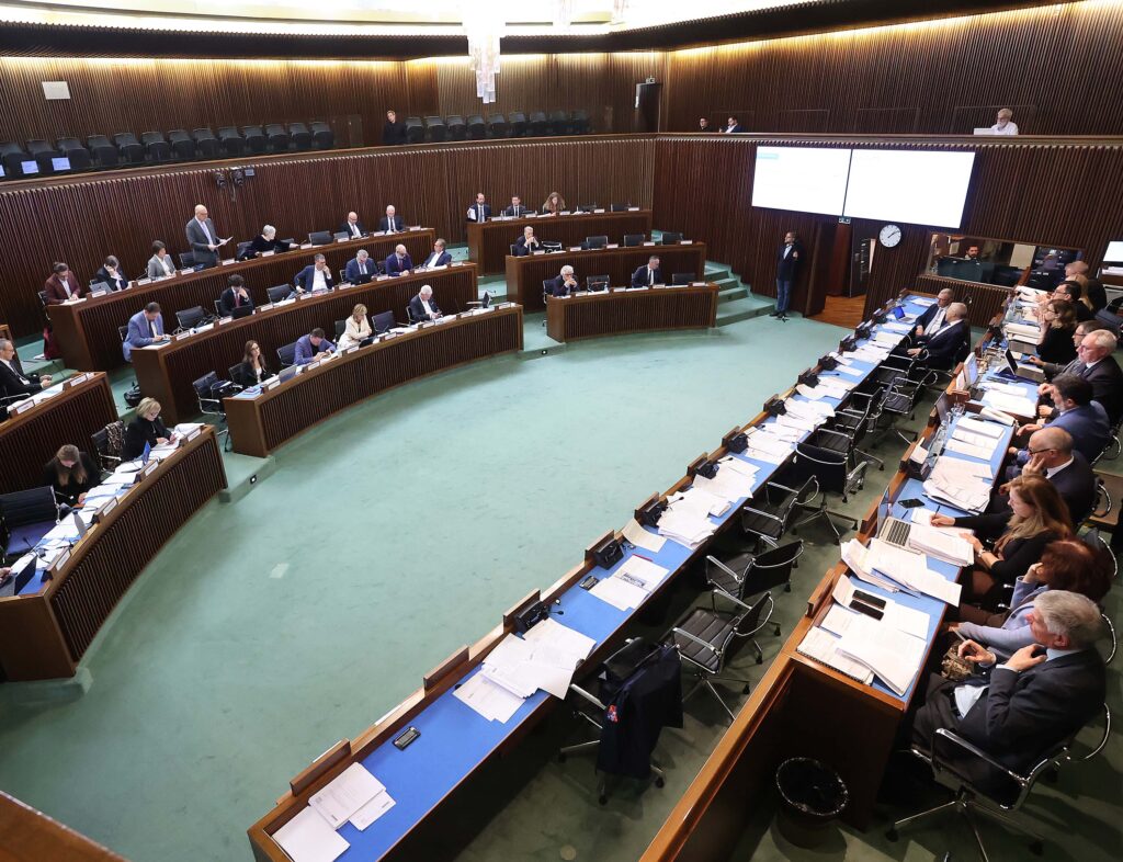 (ACON) TERZIARIO/4. AULA APPROVA ALL’UNANIMIT DDL 61 SU COMMERCIO E TURISMO