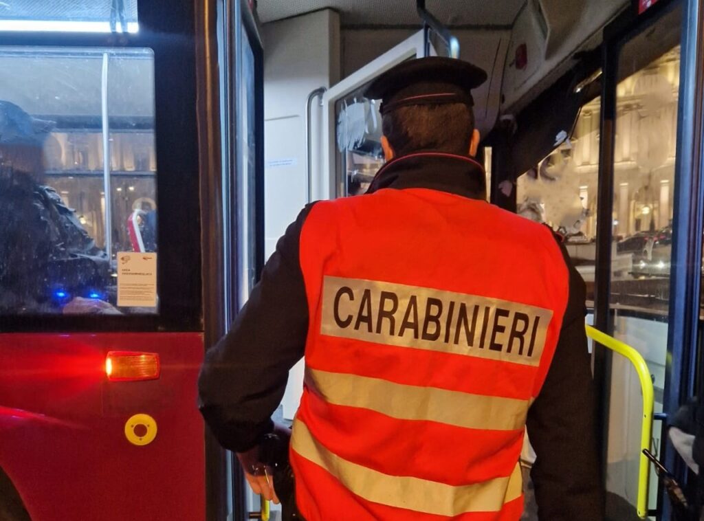 #CONTIENE FOTO# ROMA, AUTOBUS COLPITO DA UN SASSO: CARABINIERI FERMANO UN SOSPETTO.