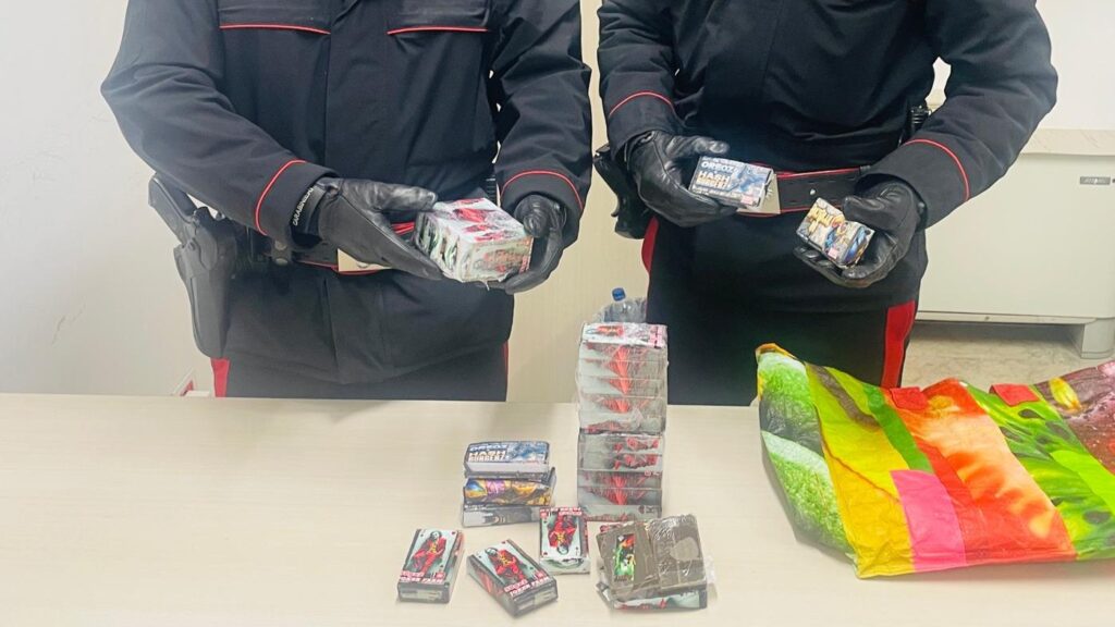#CONTIENE FOTO# FIUMICINO – TROVATO CON 2,5 KG DI HASHISH NELLA FIAT 500