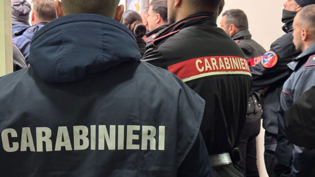 #CONTIENE FOTO# ROMA, MAXI-BLITZ DEI CARABINIERI SU DELEGA DELLA PROCURA: IN CORSO 18 ARRESTI PER RAPINE E FURTI INDAGINI SERRATE TRA INTERCETTAZIONI E PEDINAMENTI: 46 COLPI RICOSTRUITI, URLA DELLE VITTIME REGISTRATE IN DIRETTA. LA REGIA CRIMIN