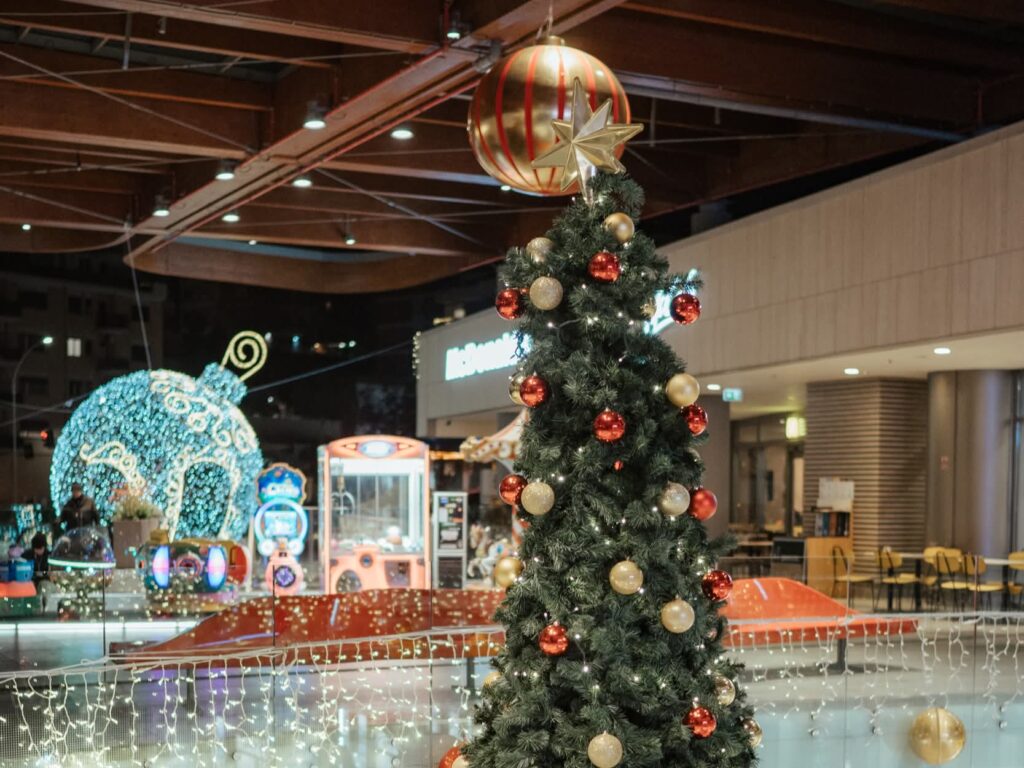 “Natale Aureo”: Babbo Natale e il Grinch insieme al Centro Commerciale Aura con mercatini, pista del ghiaccio, spettacoli live e la Fabbrica Solidale dei Peluche