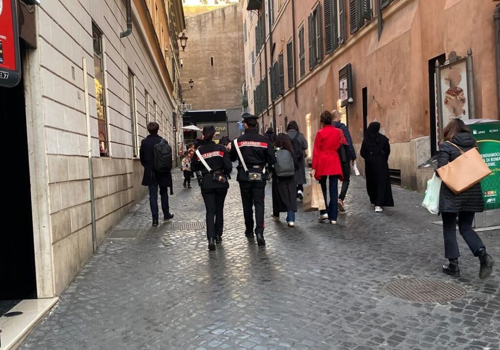 #CONTIENE FOTO# ROMA – PROSEGUE LA STRETTA DEI CARABINIERI CONTRO FURTI E BORSEGGI. NEL FINE SETTIMANA, COORDINATI DALLA PROCURA DELLA REPUBBLICA, I CARABINIERI HANNO ARRESTATO 14 PERSONE.