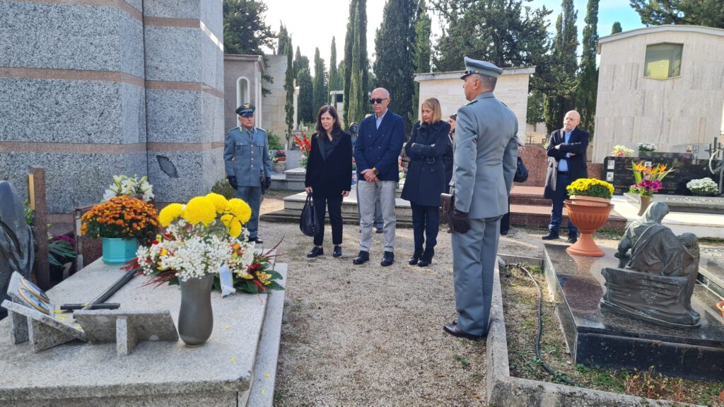 LA PRESIDENTE ALESSANDRA TODDE DEPONE UNA CORONA DI FIORI SULLA TOMBA DELL’EX PRESIDENTE DELLA REGIONE MARIO MELIS