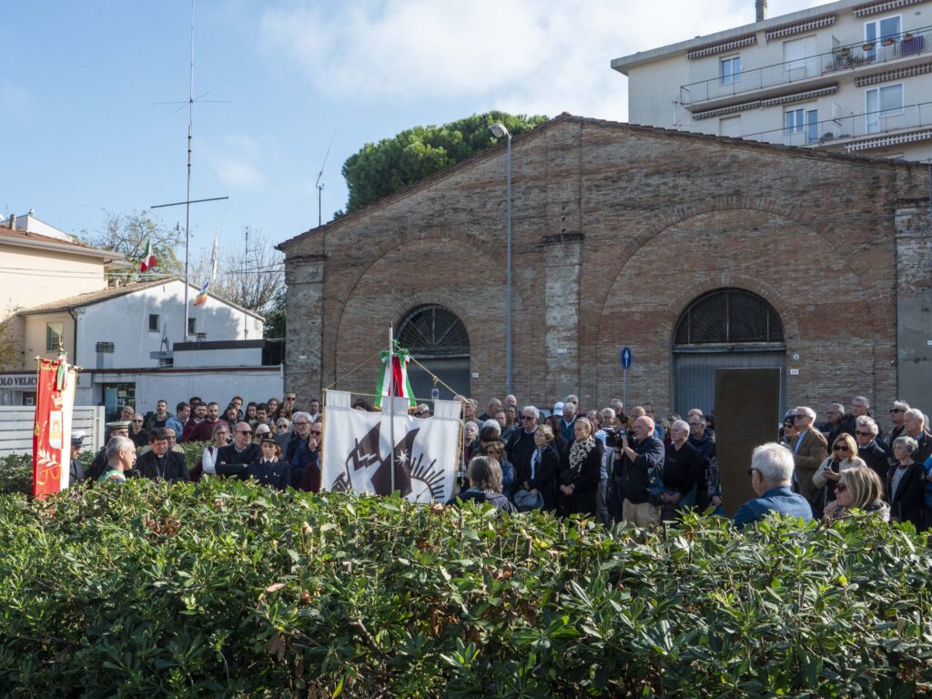 Tragedia del Parsifal: Rimini commemora i sei giovani velisti a 30 anni dalla scomparsa Si è svolta questa mattina la cerimonia al Giardino “I ragazzi del Parsifal”. La giornata prosegue con convegno e concerto