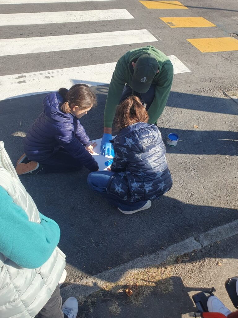 Il percorso Tracce di autonomia, disegnato dagli alunni delle elementari per aiutare il loro compagno Lorenzo, ora è realtà