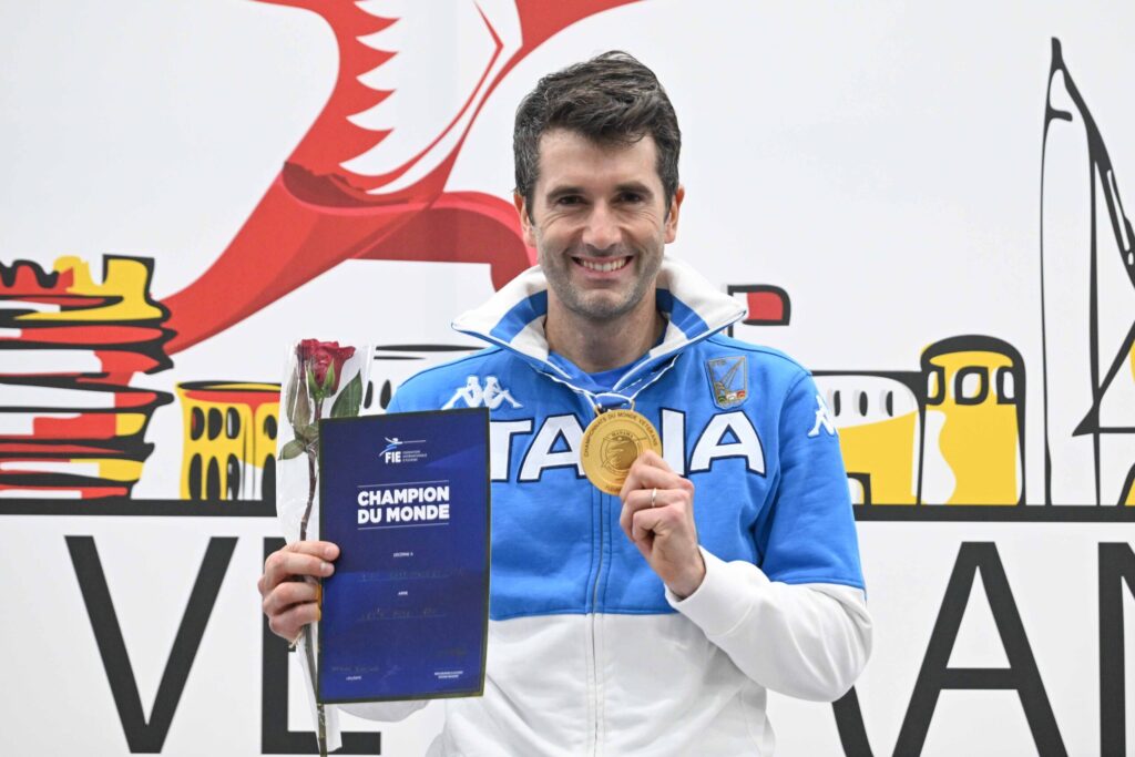 Campionato del Mondo Master 2025 – A Manama trionfo di Ugo Balestrieri nel fioretto 40+. Italia in doppia cifra dopo la quarta giornata con 10 medaglie