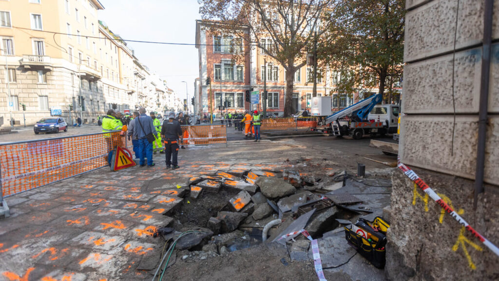 (ALL.FOTO) MILANO, DE CORATO: «VORAGINE STRADA IN GIORNATE SOLEGGIATE CONFERMA CHE COMUNE FA ACQUA DA TUTTE LE PARTI».