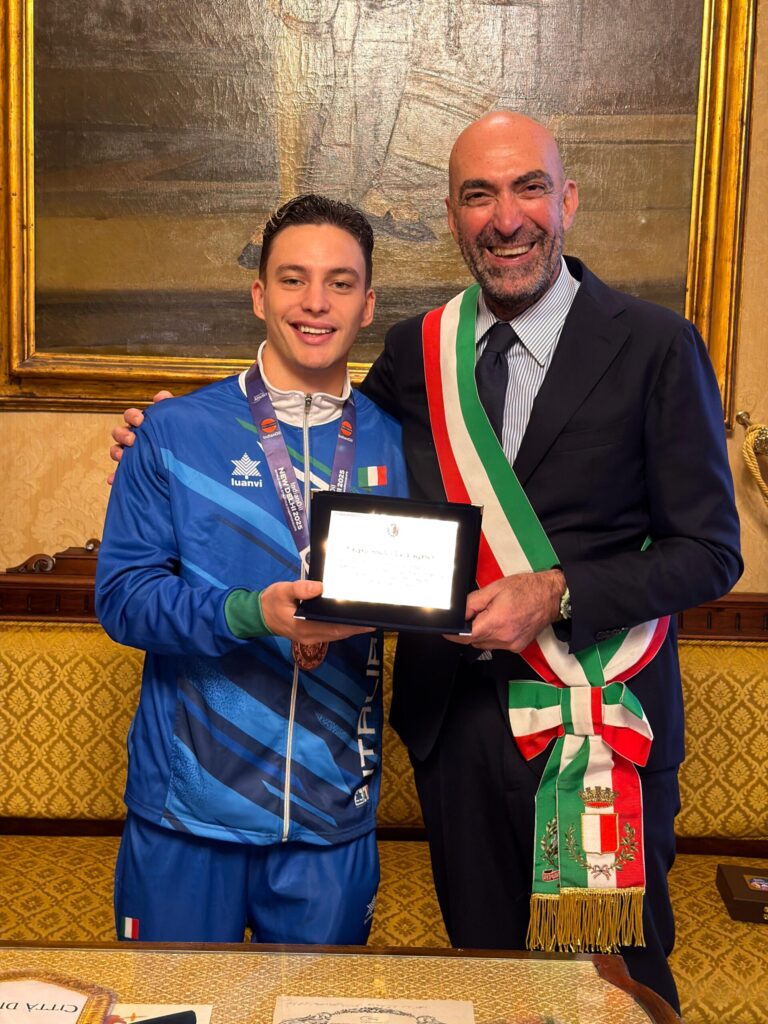 IL COMUNE COMUNICA: IL SINDACO CONSEGNA TARGA A FRANCESCO LORAGNO, MEDAGLIA DI BRONZO AI MONDIALI PARALIMPICI DI ATLETICA