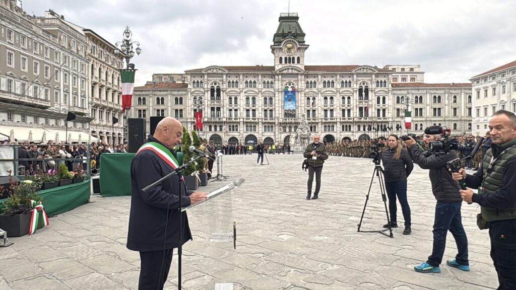 TS 15/11/2025 LA “SETTIMANA DEL CAPPELLO ALPINO” SI È CONCLUSA QUESTO POMERIGGIO CON LA CERIMONIA DELLA CONSEGNA DEL CAPPELLO CON LA PENNA ALLA PRESENZA DEL SINDACO DIPIAZZA E L’AMMAINABANDIERA IN PIAZZA DELL’UNITÀ D’ITALIA