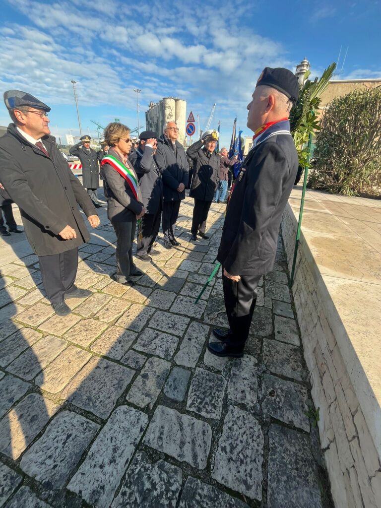 IL COMUNE COMUNICA – 82° anniversario del bombardamento del porto di Bari: stamattina la vicesindaca alla cerimonia commemorativa