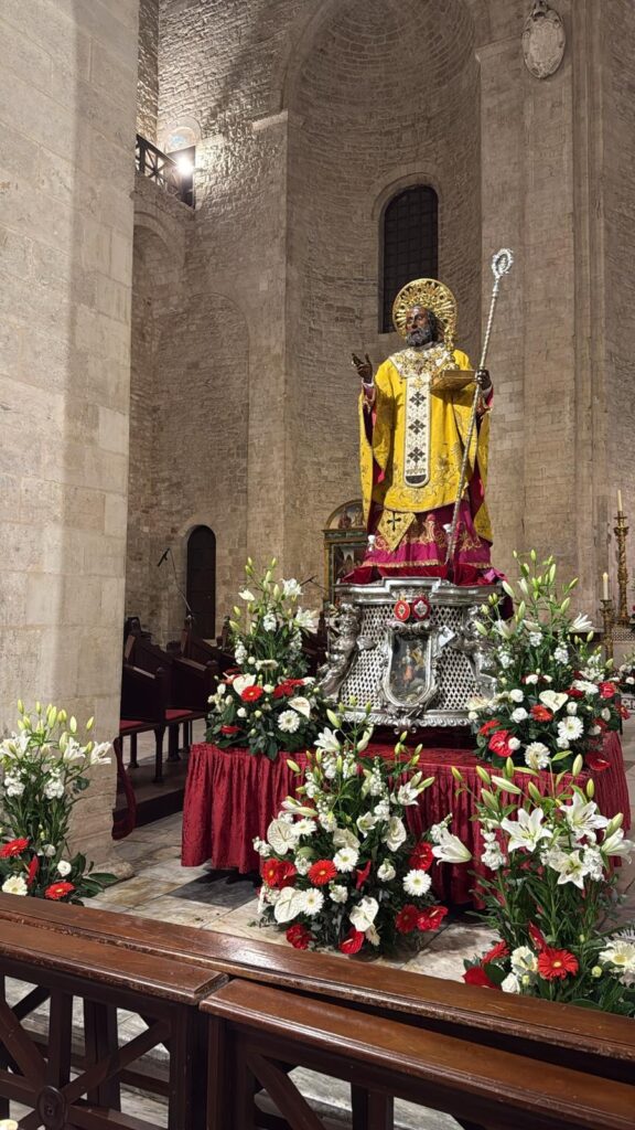 IL COMUNE COMUNICA – composizioni floreali in Basilica grazie al Comune di Terlizzi in occasione delle celebrazioni per San Nicola: il ringraziamento del sindaco di Bari