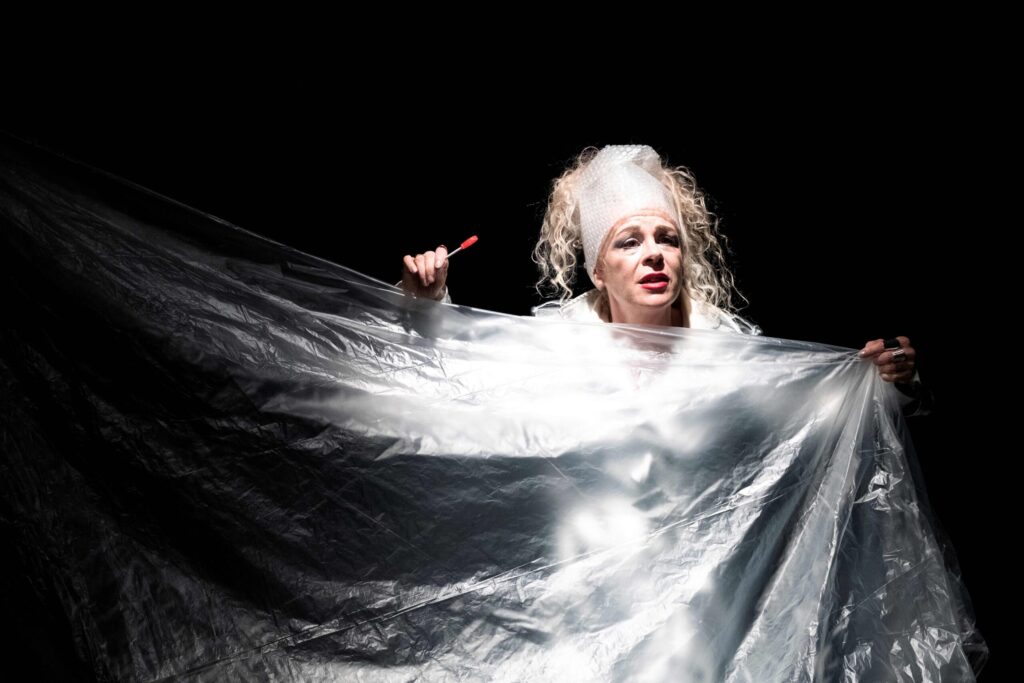 La Stagione di Prosa riminese continua venerdì 12 dicembre al Teatro degli Atti con “Anna Ghiaccio”. In scena Isadora Angelini con la regia di Rita Frongia