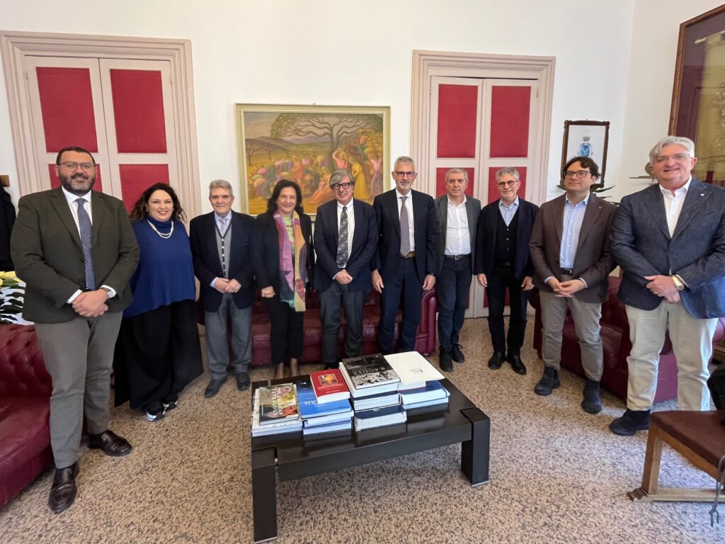 Cs. n.572 Il nuovo Rettore dell’Università, Enrico Foti, in visita al Comune + foto
