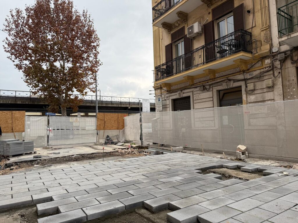 IL COMUNE COMUNICA – riqualificazione via Manzoni: in corso la posa del basolato sul primo isolato e giovedì al via la realizzazione del massetto fibrorinforzato sul secondo