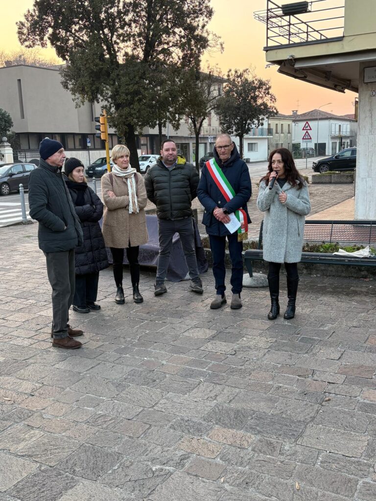 Inaugurata oggi a Scaltenigo (Mirano) una nuova panchina rossa: un simbolo di memoria, rispetto e impegno civile