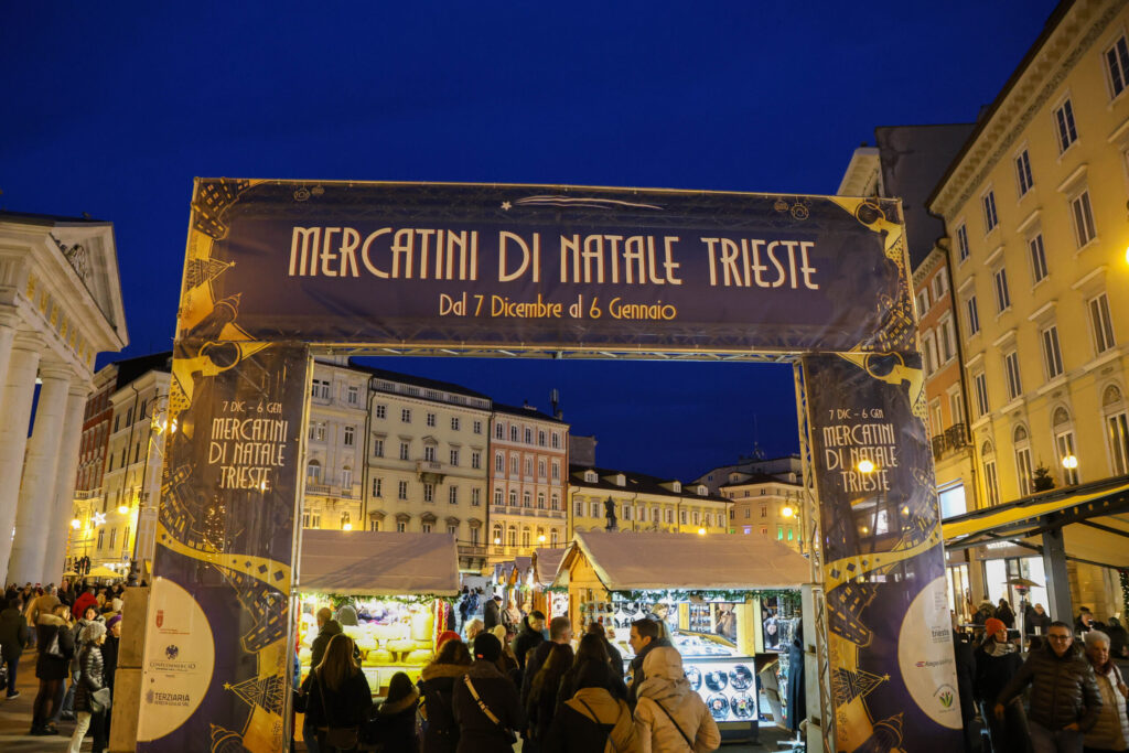 TS 7/12/2025 INAUGURATO IN PIAZZA DELLA BORSA DAL SINDACO DIPIAZZA E DAL VICESINDACO TONEL IL MERCATINO DI NATALE A TRIESTE CHE SARÀ ALLESTITO FINO AL 6 GENNAIO 2026
