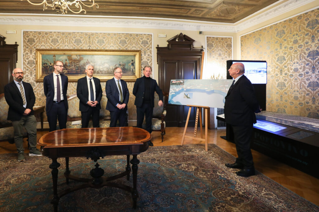 TS 16/12/2025 IL FUTURO DELL’ACQUA PASSA DAL CARSO: COMUNE DI TRIESTE, AUSIR E ACEGASAPSAMGA HANNO PRESENTATO IL PROGETTO DEL TERZO ACQUEDOTTO, UNA NUOVA CONCODOTTA IDRICA CHE SI SVILUPPERÀ PER 20 KM SULL’ALTIPIANO CARSICO