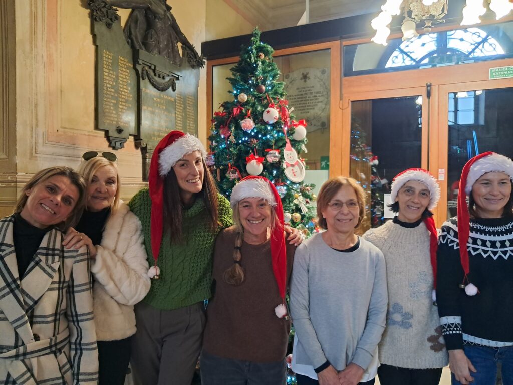 CS – L’albero di Natale del Palazzo Comunale di Alassio e altri luoghi simbolo della città addobbati dai bimbi del Nido d’infanzia “Piccolo Principe”