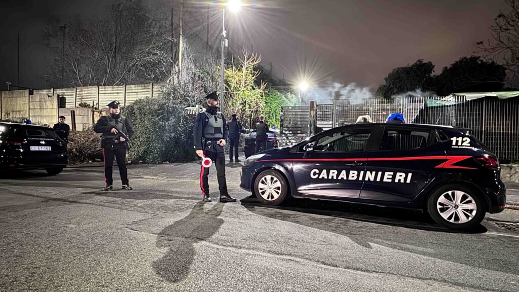 #CONTIENE FOTO# ROMA – CONTROLLO STRAORDINARIO DEI CARABINIERI NEL QUARTIERE CENTOCELLE E NEL CAMPO NOMADI DI VIA DEI GORDIANI, DOVE SONO STATE CENSITE 113 PERSONE. UNA PERSONA ARRESTATA E 4 DENUNCIATE.